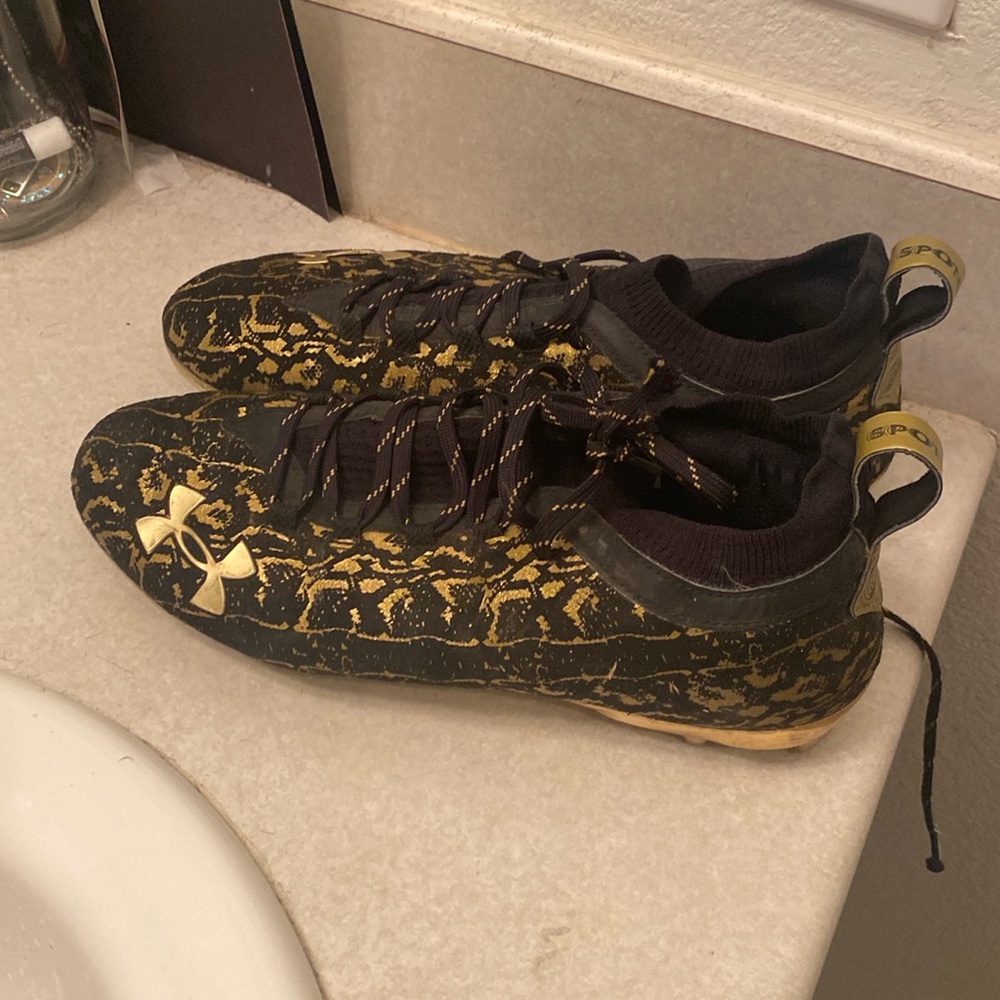Football/soccer cleats